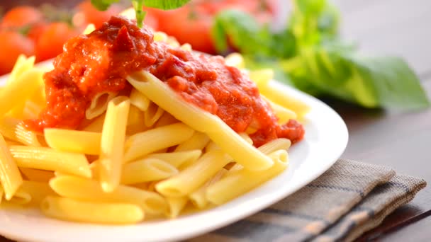 Makaron penne z sosem bolognese — Wideo stockowe