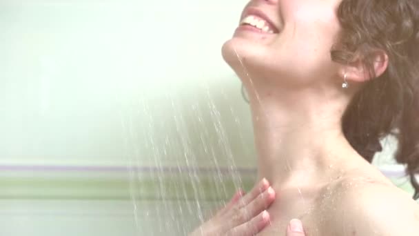 Piękna dziewczyna korzystających z wody. — Wideo stockowe