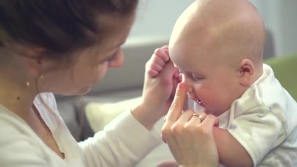 Mãe e seu bebê infantil — Vídeo de Stock