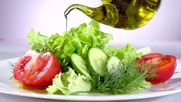 Versare olio d'oliva e insalata — Video Stock