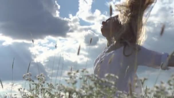 Jovem mulher sobre céu nublado — Vídeo de Stock