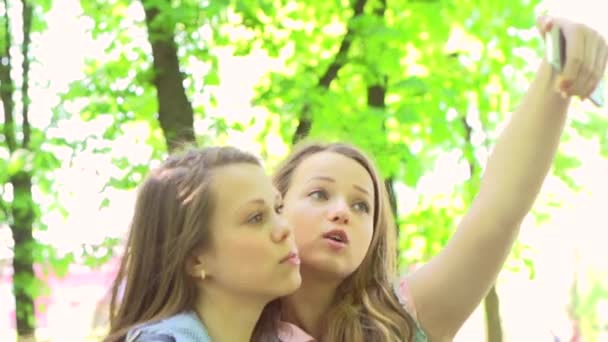 Portrait of teen girls making selfie. — Stock Video