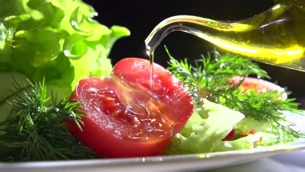 Salad sayuran sehat dengan minyak zaitun — Stok Video