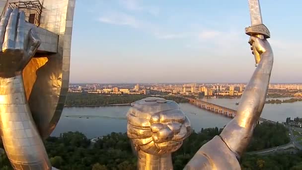 Mother motherland i kiev city — Stockvideo