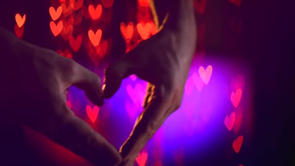 Σχήμα καρδιάς με τα χέρια του ανθρώπου — Αρχείο Βίντεο