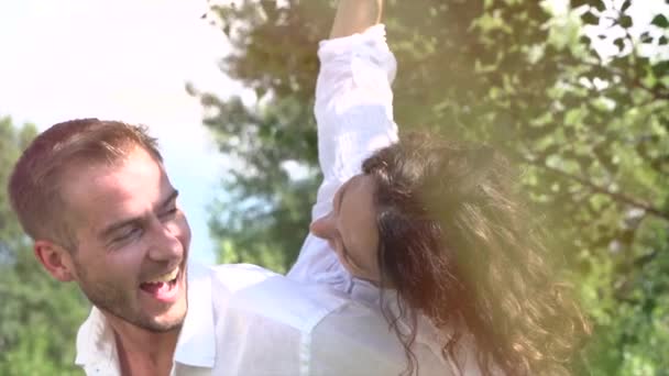 Feliz pareja divirtiéndose al aire libre — Vídeo de stock