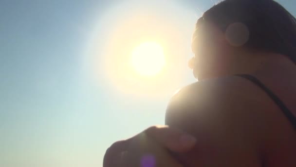 Девушка применяет солнцезащитный крем лосьон — стоковое видео