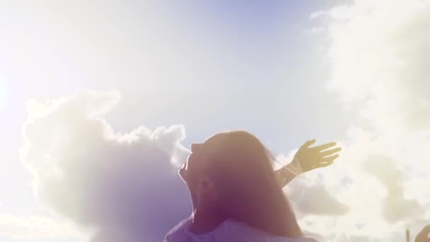 Chica disfrutando de la naturaleza en el campo — Vídeo de stock