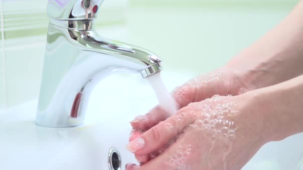 Kvinnlig tvätt händer. — Stockvideo