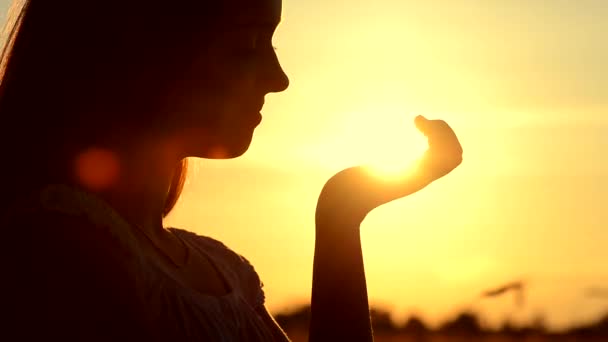 Ženská ruka chytání slunce — Stock video