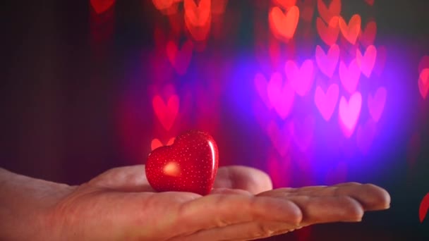 Cuore di San Valentino nella mano dell'uomo — Video Stock