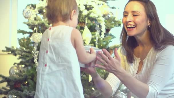 Madre y bebé cerca del árbol de Navidad — Vídeo de stock