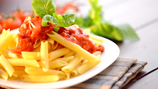 Makaron penne z sosem bolognese — Wideo stockowe