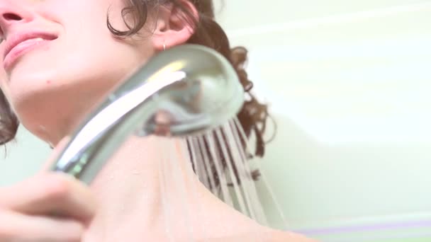 Jeune femme prenant une douche. — Video