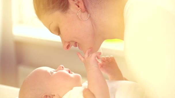 Moeder zoenen en knuffelen Pasgeboren Baby. — Stockvideo