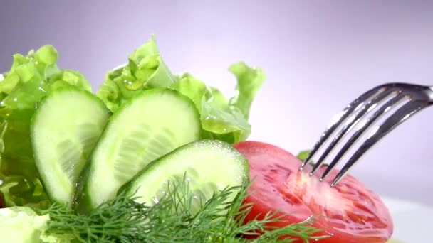 Tenedor con ensalada de verduras saludables — Vídeo de stock