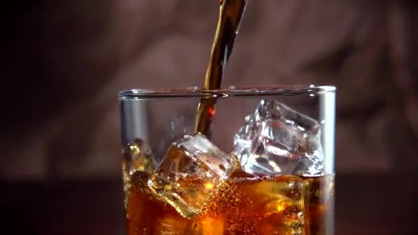 Cola met ijs en belletjes in glas. — Stockvideo