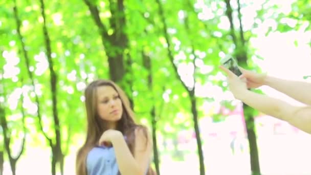 Meninas tirando fotos com smartphone . — Vídeo de Stock