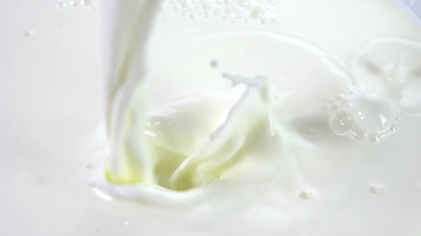 Primer plano de salpicaduras de leche — Vídeos de Stock