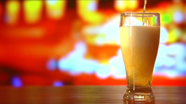 bière verser dans le verre