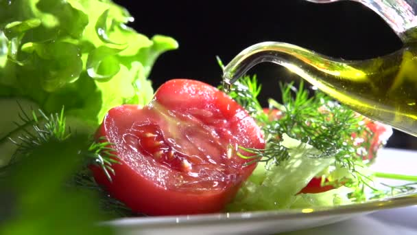 健康的蔬菜色拉，配橄榄油 — 图库视频影像