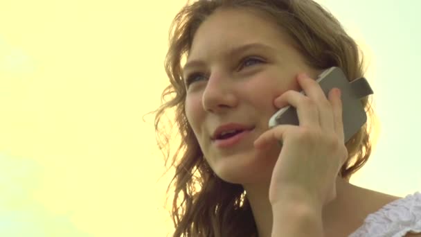 Девушка-подросток разговаривает по мобильному — стоковое видео