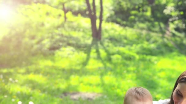 Madre y bebé en el parque verde — Vídeos de Stock