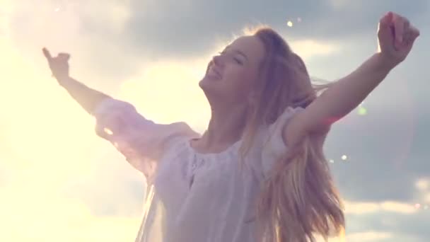 Счастливая девушка весело проводит время на свежем воздухе — стоковое видео