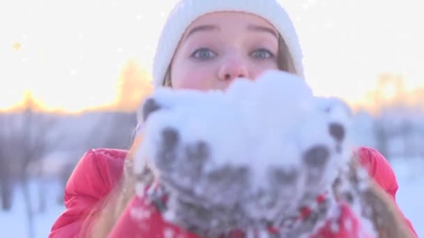 Mädchen pustet Schnee im Freien — Stockvideo