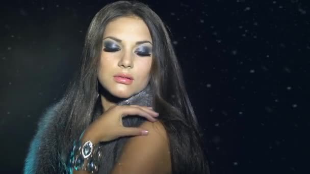 Model Mädchen im Pelzmantel — Stockvideo