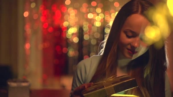 Ragazza apre scatola regalo di Natale — Video Stock