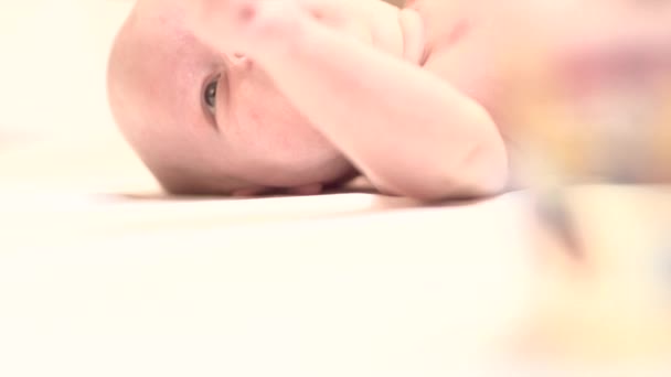 Pasgeboren baby wakker — Stockvideo