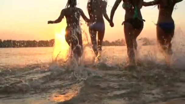 Mädchen laufen und spielen im Wasser — Stockvideo