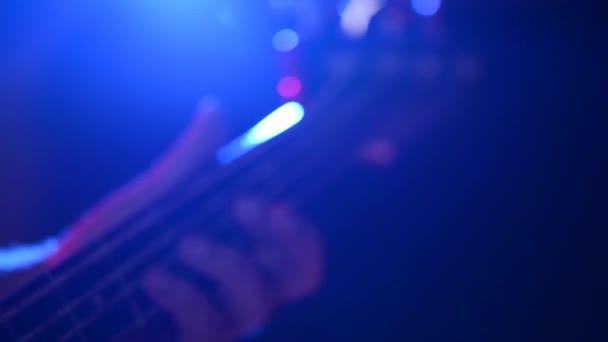 Mężczyzna gra na gitarze na koncert rockowy — Wideo stockowe