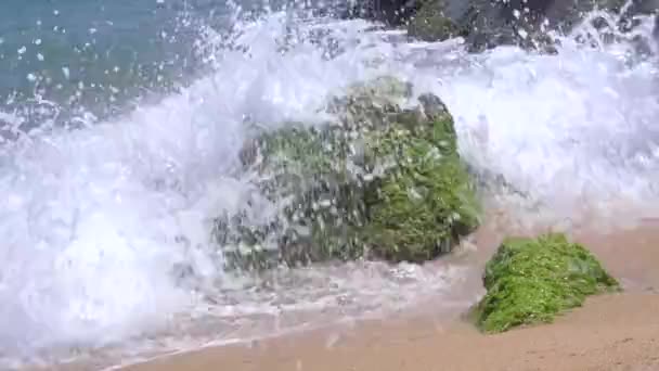 Middellandse zee golven over strand. — Stockvideo