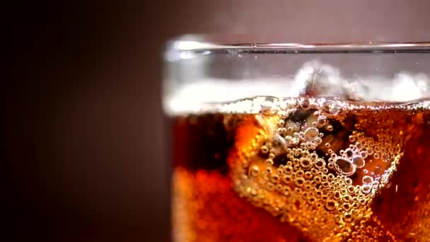 Cola met ijs en belletjes in glas. — Stockvideo
