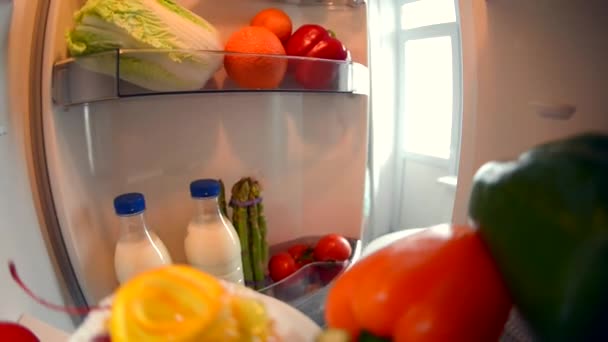 Hermosa joven mujer elegir entre verduras y pastel — Vídeos de Stock