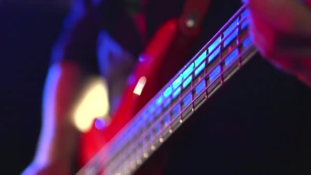 Uomo che suona la chitarra al concerto rock — Video Stock