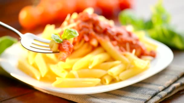 Makaron penne z sosem bolognese — Wideo stockowe