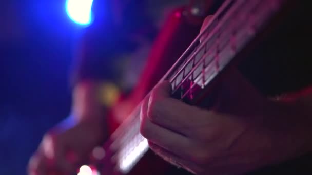 Homme jouant de la guitare au concert rock 