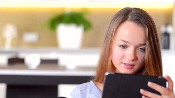 Chica adolescente usando tableta pc — Vídeo de stock