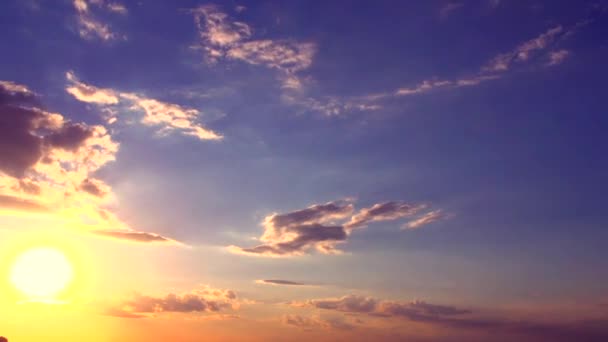 Cielo atardecer con nubes. — Vídeo de stock