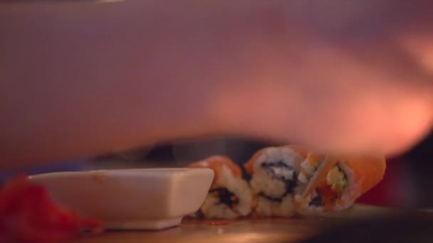 Mujer joven comiendo rollos de sushi — Vídeos de Stock