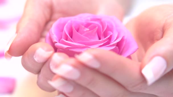 Uñas de mujer con manicura francesa — Vídeo de stock