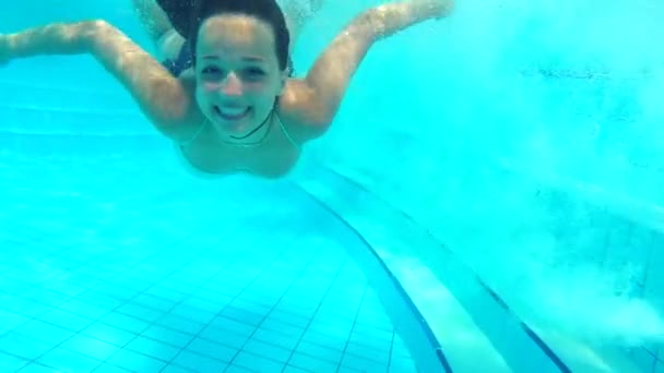 Mujer nadando bajo el agua en la piscina — Vídeos de Stock