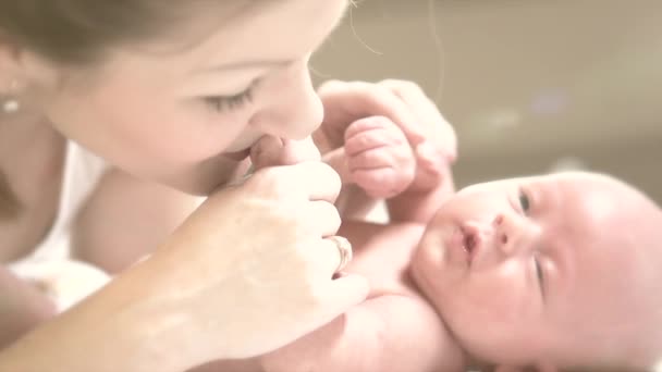 母親と赤ちゃんのキスとハグ. — ストック動画