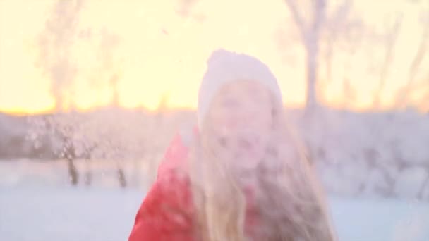Winter vreugdevolle meisje gooien sneeuw — Stockvideo