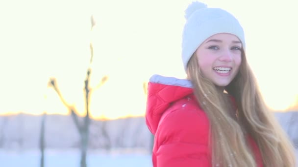 Ragazza adolescente nel parco invernale — Video Stock