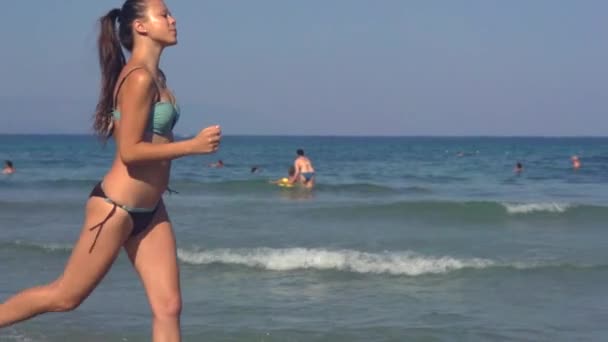 Menina corre ao longo da costa do mar — Vídeo de Stock