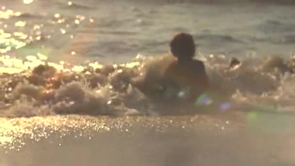 Niña divirtiéndose en el mar — Vídeo de stock